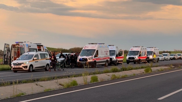 Diyarbakır'da faciadan dönüldü: Takla atan araçtaki 10 kişi yaralandı