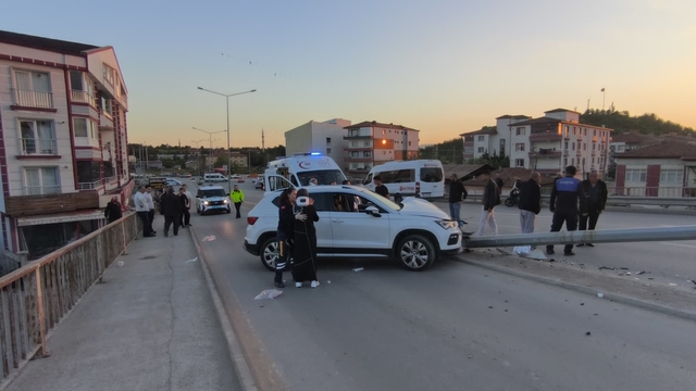 Kırıkkale'de aydınlatma direğine çarpan cipteki 4 kişi yaralandı