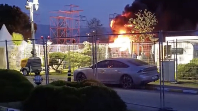 Otelin bahçesinde park halindeki karavan alev alev yandı