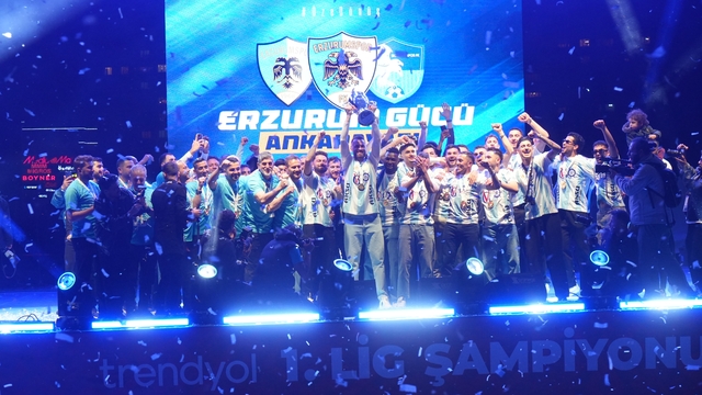 Erzurumspor FK şampiyonluk kupasını aldı