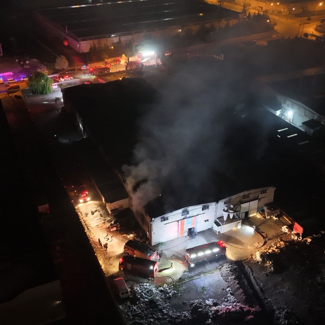 Kayseri'de sünger fabrikasında yangın
1 saatte kontrol altına alınan yangın...