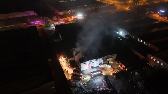 Kayseri'de sünger fabrikasında yangın
1 saatte kontrol altına alınan yangın havadan görüntülendi
