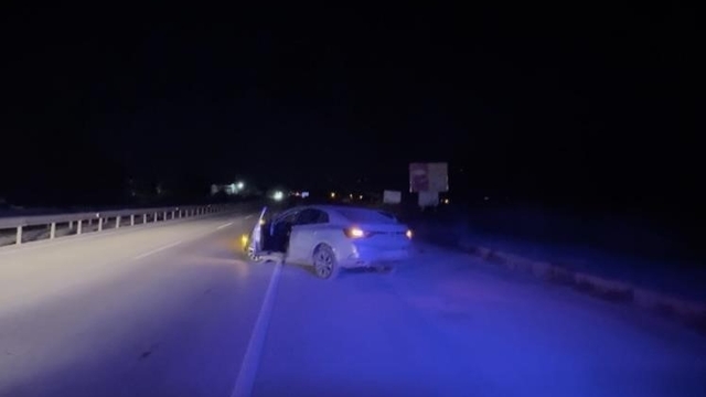 D100'de otomobil bariyerlere çarptı: 3 yaralı
