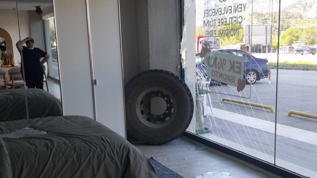 Amasya'da kamyondan kopan teker mağazaya daldı