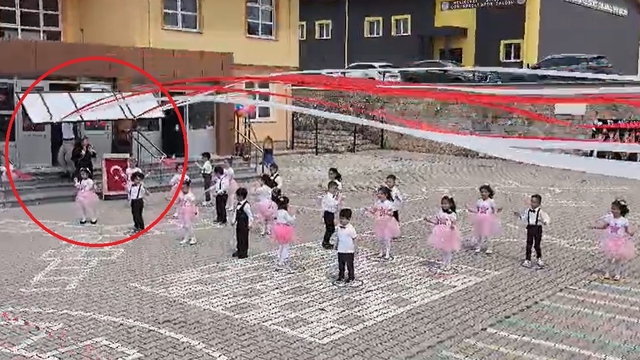 Anaokulu bahçesinde gösteri yapan öğretmen ve öğrencilerin üzerine tabela düştü; olay kamerada