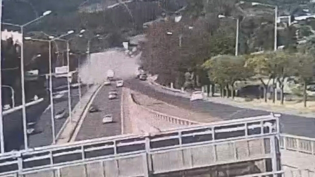 İzmir'de freni boşalan TIR, 9 araca çarptı: 3 ölü, 1'si polis 4 yaralı (6)