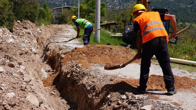 Seydikemer Çatak Mahallesi içme suyu isale hattı yenileniyor