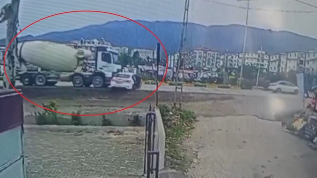 Beton mikserin metrelerce sürüklediği otomobil sürücüsü yaralandı