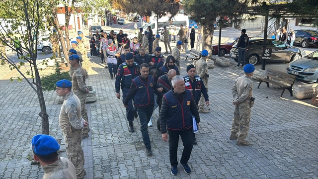 Eskişehir'de faili meçhul dosyayla ilgili 10 şüpheli adliyede
20 yıl önce kaybolan adamın izi tüfekteki DNA'dan çıkmıştı