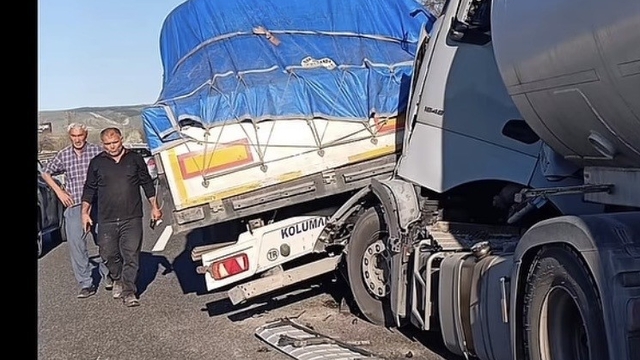 Bozüyük'te 2 tır çarpıştı, 1 yaralı