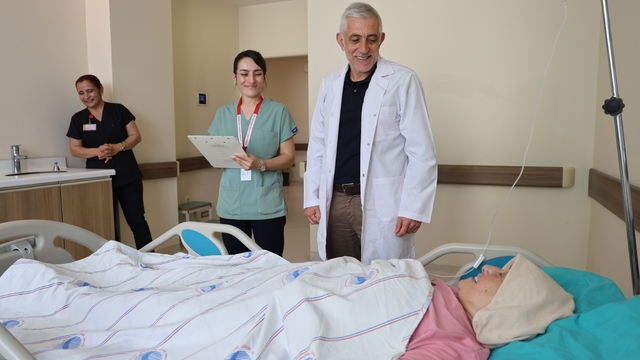 61 yaşındaki beyin cerrahı, maraton koşusunda uluslararası ödül kazandı
Adanalı Beyin ve Sinir Cerrahisi Uzmanı Dr. Akın Vural, 39. Belgrad Maratonu'nda gümüş madalya kazandı
Beyin cerrahı doktor, sporcu kimliğiyle de öne çıkıyor
Dr. Akın Vural:
"Yılda 24 bin hastaya hizmet, 2 bin hastaya ameliyat yapıyorum, spor en büyük etken"