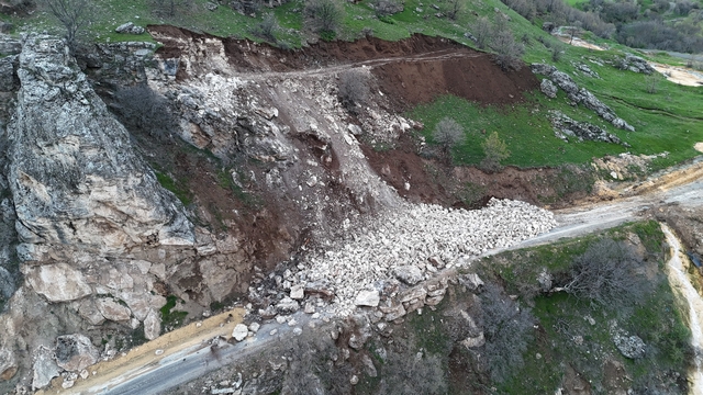 Bingöl'de heyelan yolu kapattı