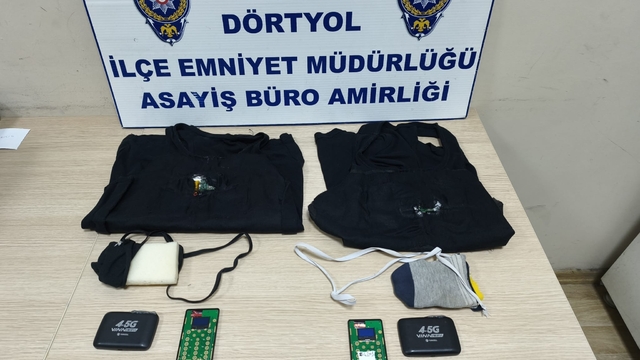 Hatay'da ehliyet sınavına kopya düzeneğiyle girmeye çalışan 2 kardeş yakalandı