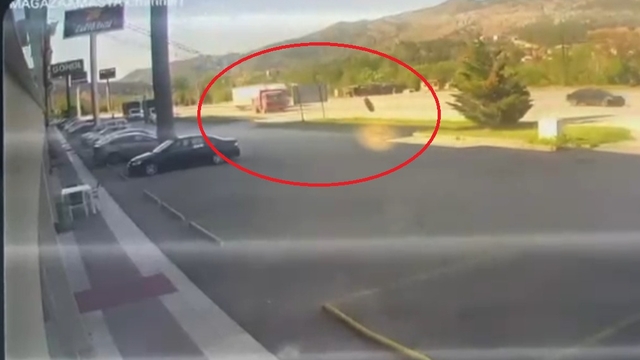 Kamyonun fırlayan tekeri, mağazaya daldı; o anlar kamerada