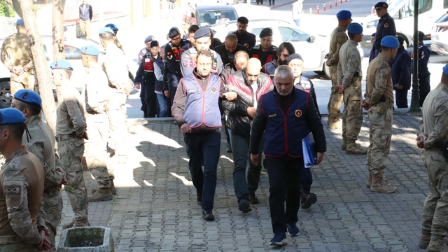 Kayıp dosyasında cinayet şüphesiyle gözaltına alınan 10 şüpheli adliyede