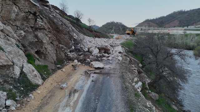 Bingöl'de heyelan nedeniyle yol ulaşıma kapandı