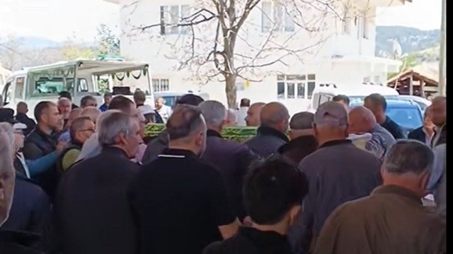 Denetimli serbestlikteki arkadaşı tarafından öldürülen gurbetçi son yolculuğuna uğurlandı
Birlikte alkol aldığı arkadaşını demir çubukla döverek öldüren zanlının, maktulün traktörüne de zarar verdikten sonra evine gittiği ortaya çıktı