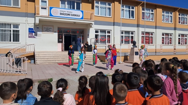 Tavşanlı Hayme Ana MTAL öğrencilerinden kardeş okullara bayram hediyesi
