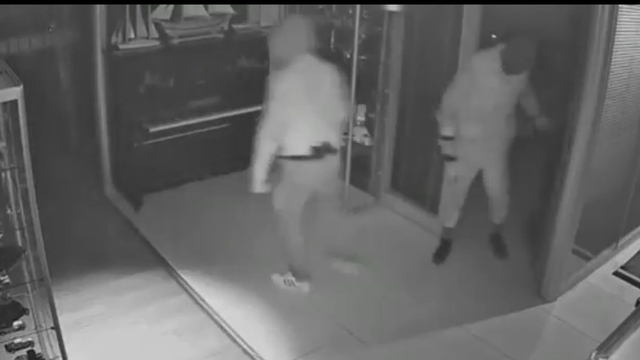 Maskeli beşler girdikleri işletmelerde çelik kasaları böyle patlattı...
Çelik kasa hırsızlarına jandarmadan film gibi operasyon
126 saatlik görüntü izlendi, 5 şüpheli yakalandı