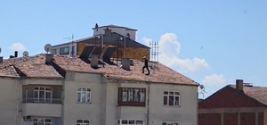 Çatıda tehlikeli çalışma, kameraya yansıdı