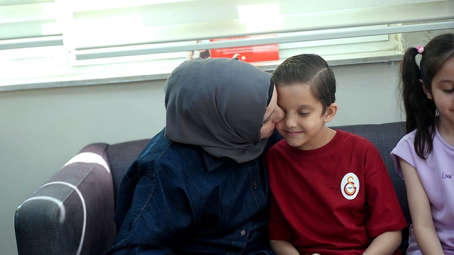 Kızını karaciğer nakli beklerken kaybetti, oğlu organ bağışıyla hayata tutundu
Evlat acısı yaşayan anneden donör aileye duygulandıran mektup:
"Mutluluğumun yanında artık bir sızım daha var"