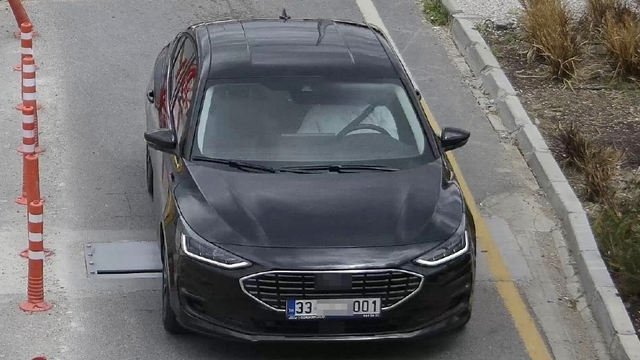 KHK ile ihraç olan şahsa belediye araç vermiş: Otomobil aile aracı gibi olmuş
Daha önce çalıştığı kurumdan KHK ile ihraç edilen bir şahsa şirketler aracılığıyla eğitmen olarak ödeme yapıldığı, ayrıca araç tahsis edildiği ortaya çıktı
Daha önce işe gitmeden 23 ay süreyle maaş alanın, 250 bin TL rüşvetle işe alımların  ortaya çıkarıldığı yolsuzluk operasyonunda KHK ile ihraç edilen şahsın yer aldığı şirkete eğitim vermeden verilmiş gibi gösterilerek ödemeler yapıldığı iddia edildiği öğrenildi