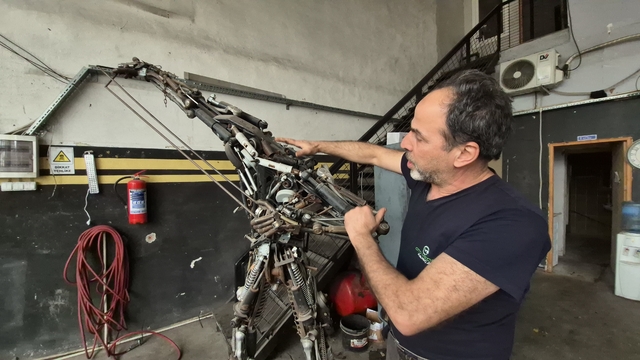 850 parça hurdayı birleştirdi, 200 kiloluk metal figür yaptı
Motor ustasının "başsız" hurda figürü görenlerin ilgisini çekiyor
"Filistin ne zaman özgürlüğüne kavuşursa, bu çalışmanın başı o zaman yapılacak"