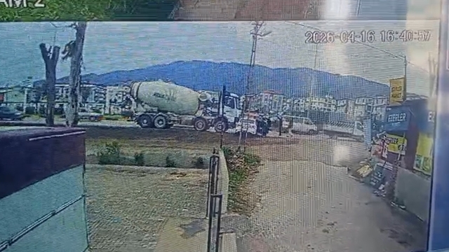 Beton mikseri, otomobili metrelerce sürükledi