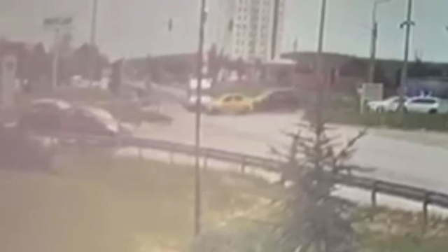 Ambulansla taksinin çarpıştığı kaza kamerada; 5 yaralı