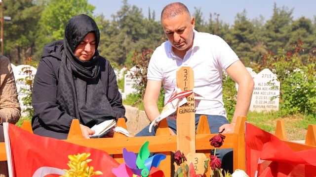 Okul saldırısında hayatını kaybeden Şuranur'un amcası: "O caninin mezarı bile belli değil"
Saldırıda hayatını kaybeden Kerem Erdem Güngör'ün babası Mustafa Güngör:
"Çocukların katili olan bu çocuğun cenaze namazı kılınmadı"
"Biz çocuğumuzu şımarmasın diye gece seviyorduk"
Baba Mustafa Güngör, oğlu Kerem'in okul saldırısında sınıftaki diğer kızlara siper olduğunu ve kurtardığını söyledi