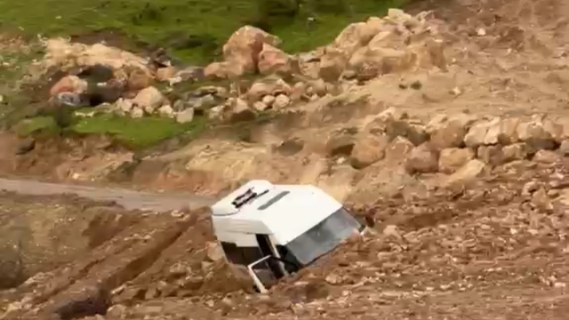 Siirt'te heyelan: Minibüs mahsur kaldı