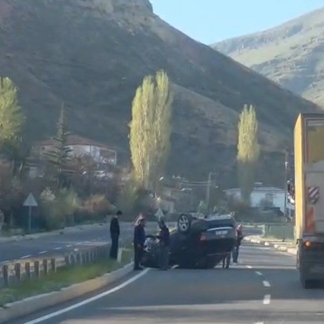 Malatya'da kontrolden çıkan otomobil takla attı