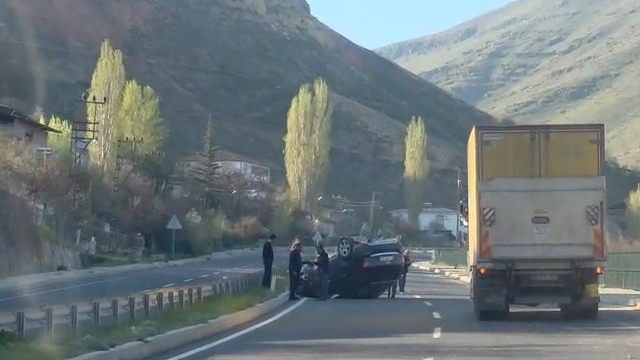Malatya'da kontrolden çıkan otomobil takla attı