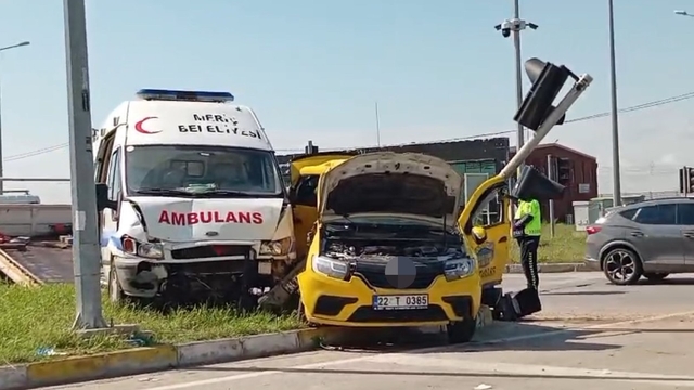 Edirne'de ambulans ile taksi çarpıştı: 5 yaralı