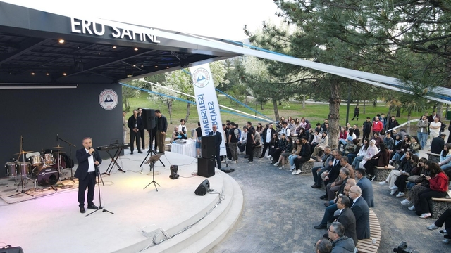 ERÜ sahne muhteşem konserle açıldı