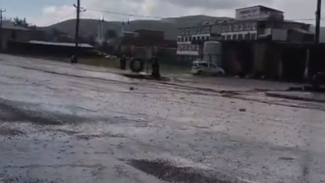 Baykan'da sağanak yağış etkili oldu: Yollar göle döndü