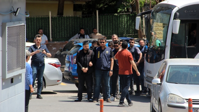 Şanlıurfa merkezli 11 ilde siber dolandırıcılık operasyonu: 42 gözaltı
Hesaplarında 200 milyon liralık işlem hacmi tespit edildi