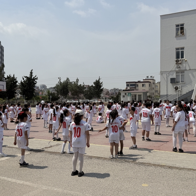Yüzlerce öğrenciden Arda Güler'e "10 numara" davet
Tarsus'ta yaklaşık 400 ö...