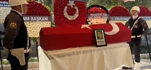 Şehit polisin cenazesinde gözyaşları sel oldu
Şehit polisin meslektaşları g...