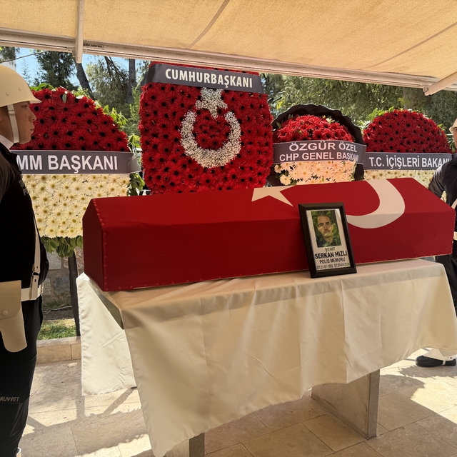 Şehit polisin cenazesinde gözyaşları sel oldu
Şehit polisin meslektaşları g...