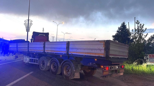 Nurdağı'nda kaza yapan tırın sürücüsü yaralandı