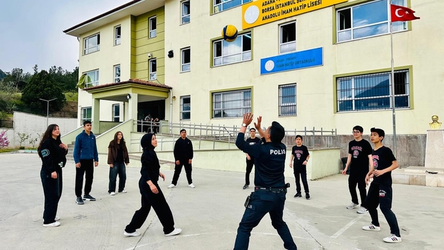 Pozantı'da polis, lise öğrencileriyle voleybol oynadı