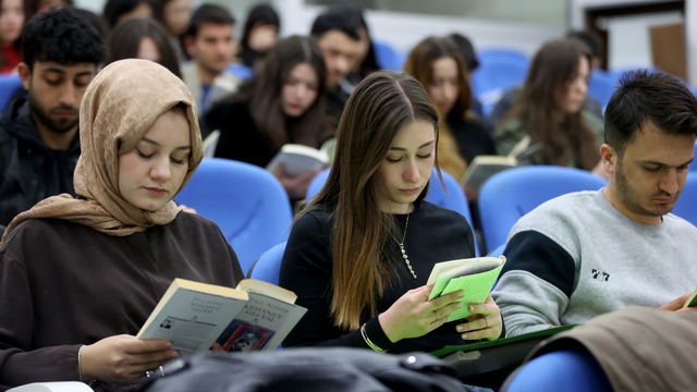 Kırklareli Üniversitesi öğrencileri ekran bağımlılığına dikkati çekmek için kitap okudu