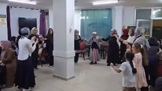 İnegöl'de roller değişti: Erkekler evde, kadınlar kahvede