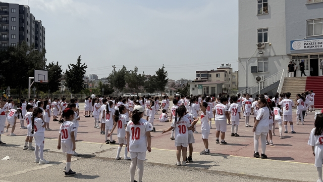 Yüzlerce öğrenciden Arda Güler'e "10 numara" davet
Tarsus'ta yaklaşık 400 öğrenci, Arda Güler'i okullarına davet etti