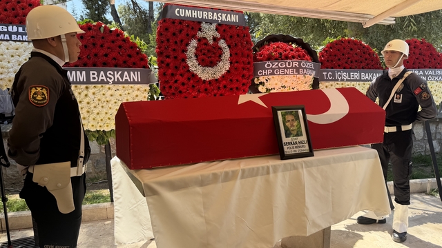 Şehit polisin cenazesinde gözyaşları sel oldu
Şehit polisin meslektaşları güçlükle ayakta duran ailesini bir an olsun yalnız bırakmadı