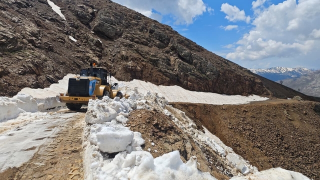 Kulp'ta çığ ve heyelan nedeniyle hasar gören yollar onarılıyor