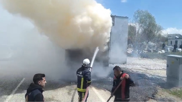 Van'da seyir halindeki tırın dorsesi yandı