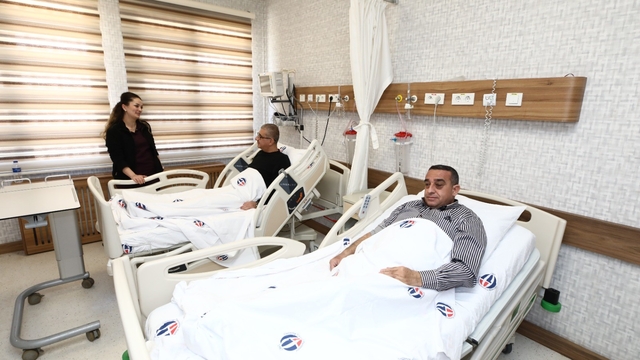 Hasta, doktoruna böbreğini verdi
Kronik böbrek hastalığıyla mücadele eden doktor, 35 yıl sonra hastasının böbreğiyle sağlığına kavuştu