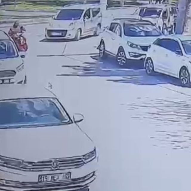 Elektrikli bisiklet park halindeki otomobile çarptı
